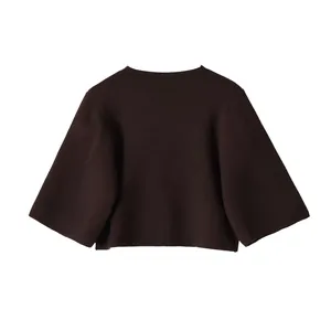 Vue arrière détaillée d'une veste courte en tricot marron foncé avec col rond et manches.