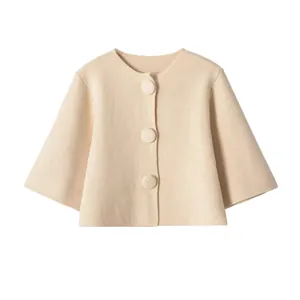 Veste courte en maille beige pour femme avec col rond et boutons recouverts de tissu