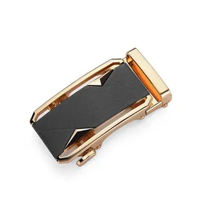 Detail of a 3.5cm automatic belt buckle with gold zinc alloy frame and black texture