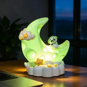 Luce notturna a forma di luna luminosa con statuetta panda su base nuvola