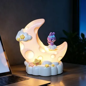 Simpatica luce notturna a forma di luna con coniglietto viola su scrivania in legno