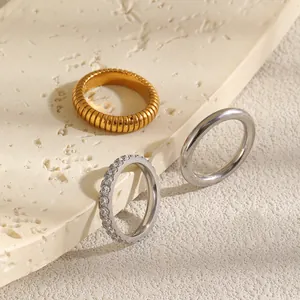 Set aus drei Edelstahlringen mit Goldstreifen, CZ-Steinen und polierter Oberfläche