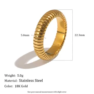 Detailansicht des gestreiften Rings aus 18 Karat vergoldetem Edelstahl mit Maßen