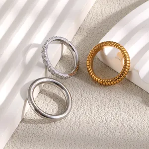 Detail von Edelstahl-Ring-Set mit 18K vergoldeten gerippten und CZ-Stein-Bändern