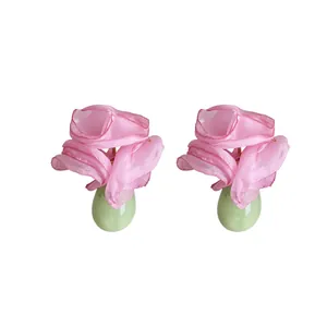 Elegante Ohrringe mit rosa Chiffonblume und grünem Harztropfen für einen süßen Urlaubsstil