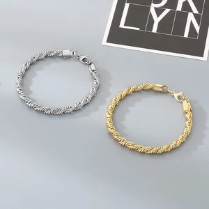 Vue détaillée de la texture des bracelets torsadés en acier inoxydable or et argent