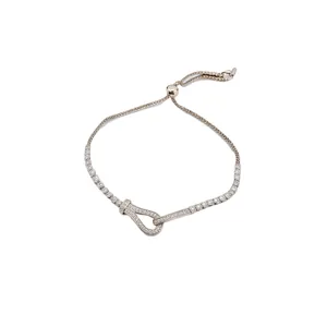 Elegante bracciale tennis in zircone argentato con ciondolo a forma di ferro di cavallo