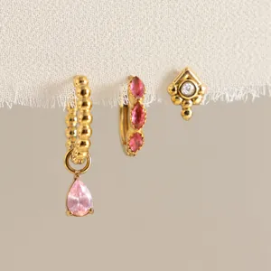 Set di tre orecchini placcati in oro 18 carats con gemme rosa a goccia e taglio marquise