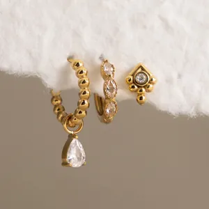 Dettaglio del set di orecchini in acciaio inossidabile placcato oro 18k con zirconi.