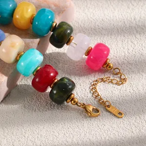 Dettaglio delle perle in resina colorata dopamina e della chiusura placcata oro 18 carati