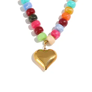 Collana di perle colorate in resina dopamina con ciondolo a cuore in acciaio dorato 18K