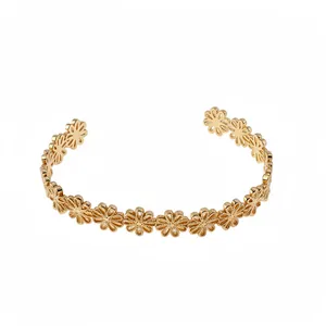 Eleganter goldener Armreif mit hohlem Blumenmuster für Damen