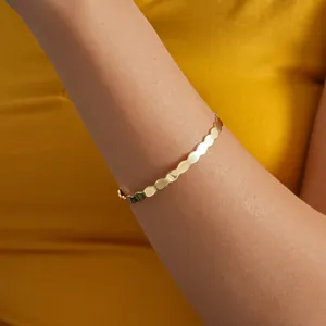 Exquisites goldenes Armband mit gewelltem Rand für einen stilvollen minimalistischen Look