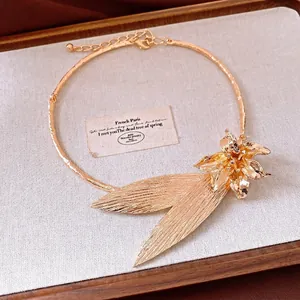 Collana girocollo floreale dorata di lusso con dettagli in foglia per uno stile elegante