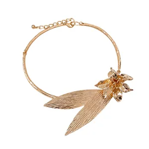 Elegante girocollo floreale color oro con ciondoli a foglia per donna
