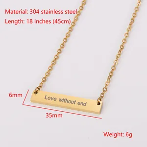 Vue détaillée du collier doré en acier inoxydable avec gravure 'Love without end'.