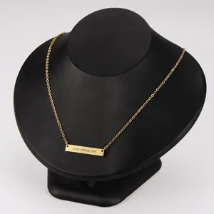 Vue détaillée d'un collier barre doré gravé de la phrase 'Love without end' chic.