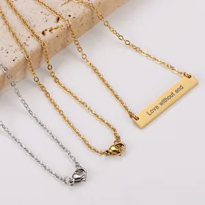 Vue détaillée du collier barre en acier inoxydable avec gravure Love without end.