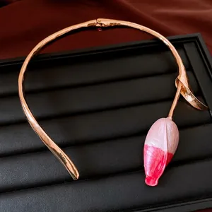 Elegante girocollo con ciondolo a bocciolo di tulipano rosa in finitura oro vintage
