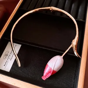 Elegante collana girocollo dorata con ciondolo a bocciolo di fiore rosa