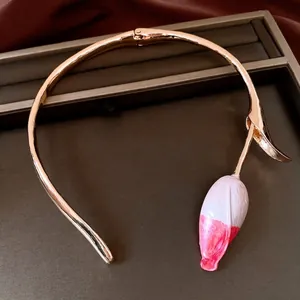 Elegante collana girocollo dorata con ciondolo a bocciolo di tulipano rosa e bianco.
