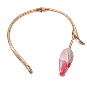 Collana girocollo in oro rosa con elegante pendente a bocciolo di tulipano rosa