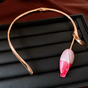 Vista dettagliata di un girocollo in oro rosa con un bocciolo di tulipano rosa dipinto