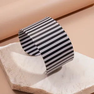 Bracciale rigido retrò in acrilico a righe bianche e nere, stile elegante alla moda