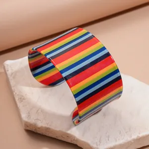 Bracciale rigido retrò in acrilico con strisce arcobaleno su una base di pietra