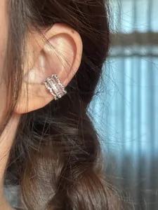 Détail d'un earcuff en argent à bordure en dentelle et zircons style français
