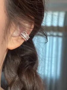 Vue détaillée d'un ear cuff en zircon style dentelle sur l'oreille d'un modèle féminin.