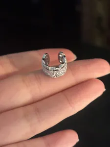 Détail d'une manchette d'oreille en argent avec bord en dentelle et oxydes de zirconium
