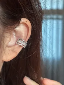 Gros plan d'un ear cuff argenté avec bordure en dentelle de zircon, bijou élégant