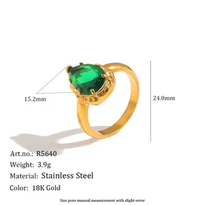 Vista detallada de un anillo de acero inoxidable chapado en oro 18K con circón verde pera