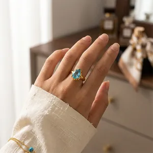 Vista detallada de un anillo vintage de oro de 18K con una circonita azul de gota