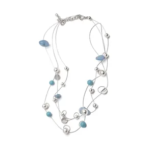 Elegante collana a più fili con pietre azzurre e perle per un look estivo fresco e delicato