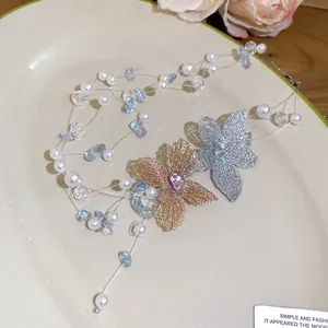 Detailansicht der mehrlagigen Perlenhalskette mit blauen Steinen und Stoffblumen