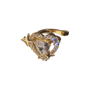 Elegante polsino per orecchio in zircone dorato con cuore e stella dal tocco lussuoso