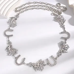 Chaîne de taille argentée avec pendentifs chevaux et fers à cheval en strass