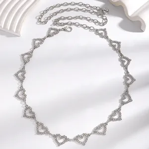 Élégante ceinture chaîne de taille argentée en forme de cœur avec strass brillants