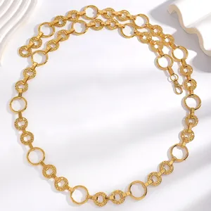 Ceinture élégante en chaîne métallique dorée avec maillons circulaires texturés pour femme