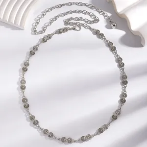 Ceinture chaîne de taille élégante en métal argenté avec cristaux scintillants.