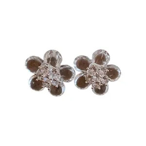 Eleganti orecchini a lobo a fiore in resina e zirconi con petali trasparenti per donna