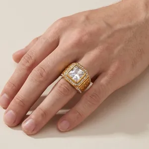 Nahaufnahme des vergoldeten Freimaurer-Rings aus Edelstahl mit quadratischem Stein