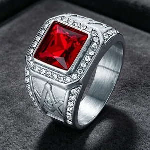Nahaufnahme eines Freimaurer-Rings aus Edelstahl mit großem rotem Schmuckstein