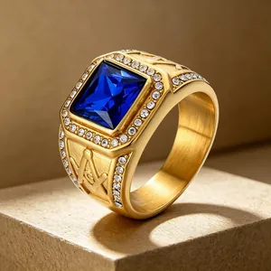 Nahaufnahme eines goldenen Freimaurerrings mit blauem Edelstein und Diamantakzenten.