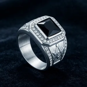 Makroansicht eines Vintage-Rings aus Edelstahl mit schwarzem Stein und Freimaurer-Symbol.