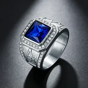 Detailaufnahme eines silbernen Freimaurer-Rings mit großem blauen Edelstein und Gravur.
