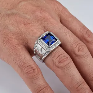 Detailansicht eines Freimaurer-Rings aus Edelstahl mit einem blauen quadratischen Stein.