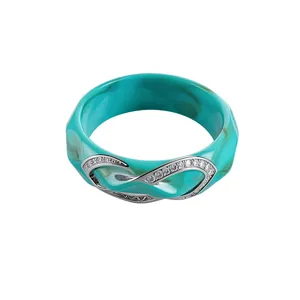 Bracciale rigido moderno a onde turchese marmorizzato con accenti argento e cristalli